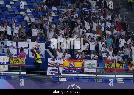 Napoli, Italia. 3 ottobre 2023. Tifosi del Real Madrid durante la partita di Champions League Group C tra SSC Napoli e Real Madrid CF allo Stadio Diego Armando Maradona il 3 ottobre 2023 a Napoli, Italia crediti: Giuseppe Maffia/Alamy Live News Foto Stock