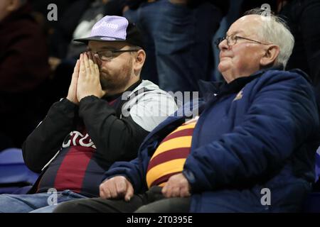 Birkenhead, Regno Unito. 3 ottobre 2023. I tifosi del Bradford City reagiscono durante la partita della Sky Bet League Two tra Tranmere Rovers e Northampton Town al Prenton Park l'8 ottobre 2023 a Birkenhead, in Inghilterra. (Foto di Phil Bryan/Alamy Live News) Foto Stock