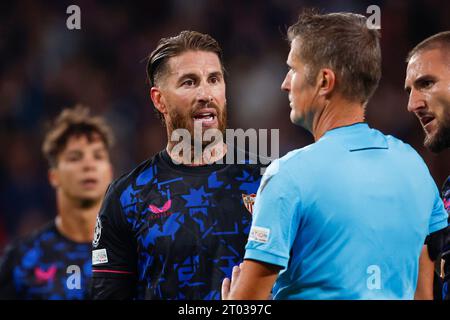 Eindhoven, Paesi Bassi. 3 ottobre 2023. EINDHOVEN, PAESI BASSI - 3 OTTOBRE: Sergio Ramos del Sevilla FC parla con l'arbitro Daniele Orsato durante la partita di UEFA Champions League gruppo B tra il PSV Eindhoven e il Sevilla FC al Phillips Stadion il 3 ottobre 2023 ad Eindhoven, Paesi Bassi. (Foto di Broer van den Boom/Orange Pictures) credito: dpa/Alamy Live News Foto Stock