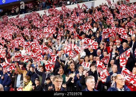 Eindhoven, Paesi Bassi. 3 ottobre 2023. EINDHOVEN, PAESI BASSI - 3 OTTOBRE: Tifosi del PSV durante la partita del gruppo B di UEFA Champions League tra il PSV Eindhoven e il Sevilla FC al Phillips Stadion il 3 ottobre 2023 ad Eindhoven, Paesi Bassi. (Foto di Broer van den Boom/Orange Pictures) credito: dpa/Alamy Live News Foto Stock