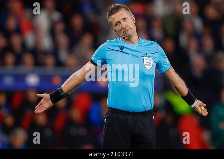 Eindhoven, Paesi Bassi. 3 ottobre 2023. EINDHOVEN, PAESI BASSI - 3 OTTOBRE: L'arbitro Daniele Orsato durante la partita del gruppo B di UEFA Champions League tra il PSV Eindhoven e il Sevilla FC al Phillips Stadion il 3 ottobre 2023 ad Eindhoven, Paesi Bassi. (Foto di Broer van den Boom/Orange Pictures) credito: dpa/Alamy Live News Foto Stock