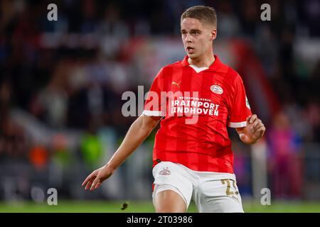 Eindhoven, Paesi Bassi. 3 ottobre 2023. EINDHOVEN, PAESI BASSI - 3 OTTOBRE: Joey Veerman del PSV guarda in prima persona durante la partita di UEFA Champions League del gruppo B tra il PSV Eindhoven e il Sevilla FC al Phillips Stadion il 3 ottobre 2023 ad Eindhoven, Paesi Bassi. (Foto di Broer van den Boom/Orange Pictures) credito: dpa/Alamy Live News Foto Stock