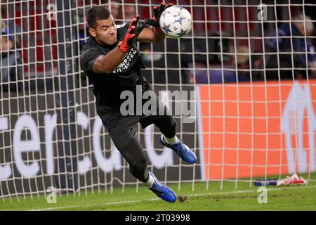 Eindhoven, Paesi Bassi. 3 ottobre 2023. EINDHOVEN, PAESI BASSI - 3 OTTOBRE: Il portiere Walter Benitez del PSV durante la partita di UEFA Champions League gruppo B tra il PSV Eindhoven e il Sevilla FC al Phillips Stadion il 3 ottobre 2023 ad Eindhoven, Paesi Bassi. (Foto di Broer van den Boom/Orange Pictures) credito: dpa/Alamy Live News Foto Stock