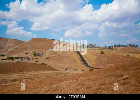 Northen Valley, Palestina. 3 ottobre 2023. Una visione della prima scuola secondaria ebraica nella valle settentrionale della Giordania, nella Cisgiordania occupata. Le autorità israeliane conquistarono le terre dei residenti palestinesi della Valle del Giordano, li deportarono e costruirono scuole in alcune parti della terra. Credito: SOPA Images Limited/Alamy Live News Foto Stock