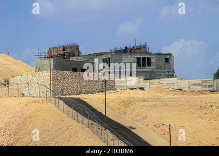 Northen Valley, Palestina. 3 ottobre 2023. Una visione della prima scuola secondaria ebraica nella valle settentrionale della Giordania, nella Cisgiordania occupata. Le autorità israeliane conquistarono le terre dei residenti palestinesi della Valle del Giordano, li deportarono e costruirono scuole in alcune parti della terra. Credito: SOPA Images Limited/Alamy Live News Foto Stock