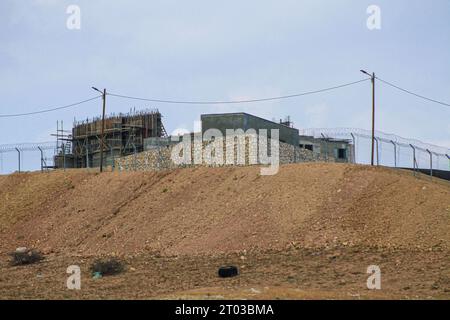 Northen Valley, Palestina. 3 ottobre 2023. Una visione della prima scuola secondaria ebraica nella valle settentrionale della Giordania, nella Cisgiordania occupata. Le autorità israeliane conquistarono le terre dei residenti palestinesi della Valle del Giordano, li deportarono e costruirono scuole in alcune parti della terra. Credito: SOPA Images Limited/Alamy Live News Foto Stock