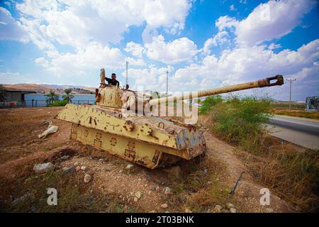 Northen Valley, Palestina. 3 ottobre 2023. Un vecchio carro armato israeliano visto nella Valle del Giordano, nella Cisgiordania settentrionale. Le autorità israeliane conquistarono le terre dei residenti palestinesi della Valle del Giordano, li deportarono e costruirono scuole in alcune parti della terra. Credito: SOPA Images Limited/Alamy Live News Foto Stock