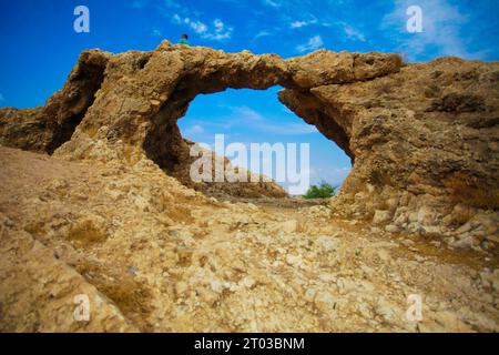 Northen Valley, Palestina. 3 ottobre 2023. Vista generale di una roccia nella valle del Giordano nella sponda nord della Cisgiordania. Le autorità israeliane conquistarono le terre dei residenti palestinesi della Valle del Giordano, li deportarono e costruirono scuole in alcune parti della terra. Credito: SOPA Images Limited/Alamy Live News Foto Stock