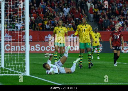 Toronto, ONTARIO, Canada - 26 settembre 2023: Rebecca Spencer #13 portiere della nazionale giamaicana perde il gol durante la CONCACAF 2023 Foto Stock