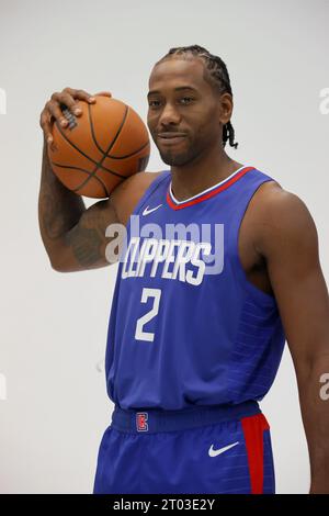 Kawhi Leonard (2), l'attaccante dei Clippers, posa durante la giornata dei media all'Honey Training Center, lunedì 2 ottobre 2023, a Los Angeles. (Kevin Terrell/immagine dello sport) Foto Stock