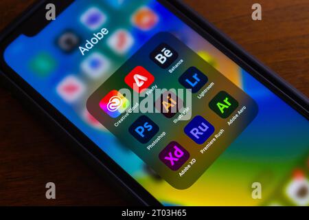 Icone di Adobe Creative Cloud (Adobe Firefly, Behance, Photoshop, Adobe Illustrator, Lightroom, XD, Premiere Rush e Aero) visto su iPhone. Foto Stock