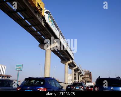 Cairo, Egitto, settembre 29 2023: Installazione della monorotaia egiziana sul suo binario da una gru, la monorotaia del Cairo è un transito rapido monorotaia a due linee Foto Stock