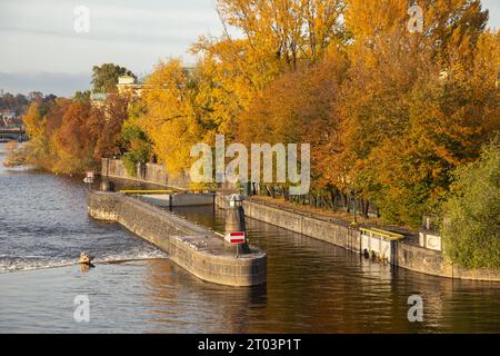 Paesaggio urbano di Praga. Autunno, splendida vista panoramica sul fiume Moldava a Praga. città vecchia. Capitale della Repubblica Ceca. Foto Stock