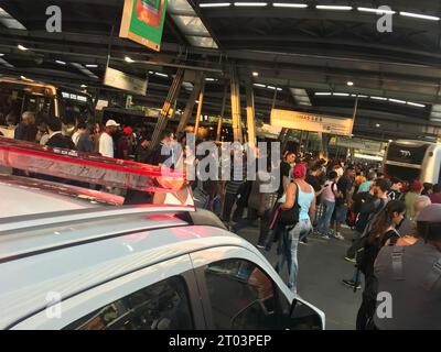 San Paolo, San Paolo, Brasile. 3 ottobre 2023. Sao Paulo (SP), 10/03/2023 - STRIKE/STOPAGE/TRANSPORT/SP - fermata dei trasporti a San Paolo che ha lasciato persone in fila per autobus e treni. E alla stazione di Pinheiros, era molto affollata di passeggeri. (Foto: Oslaim Brito/Thenews2/Zumapress) (immagine di credito: © Oslaim Brito/TheNEWS2 via ZUMA Press Wire) SOLO USO EDITORIALE! Non per USO commerciale! Foto Stock