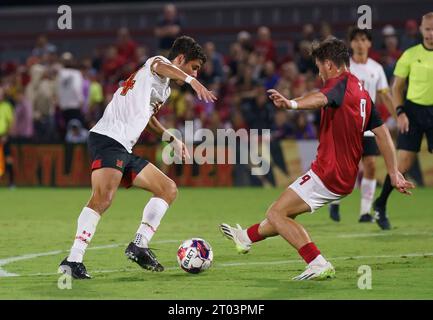College Park, Stati Uniti. 3 ottobre 2023. COLLEGE PARK, MD - 03 OTTOBRE: Il centrocampista del Maryland Cameron Gerber (14) si scontra con il centrocampista dei Rutgers Curt Calov (9) durante una partita di calcio Big Ten tra Maryland e Rutgers il 3 ottobre 2023 al Ludwig Field di College Park, Maryland. (Foto di Tony Quinn/SipaUSA) credito: SIPA USA/Alamy Live News Foto Stock