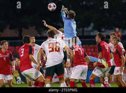 College Park, Stati Uniti. 3 ottobre 2023. COLLEGE PARK, MD - 03 OTTOBRE: Il portiere dei Rutgers Ciaran Dalton (1) si allontana da un kivk d'angolo durante una partita di calcio Big Ten tra Maryland e Rutgers il 3 ottobre 2023 a Ludwig Field, a College Park, Maryland. (Foto di Tony Quinn/SipaUSA) credito: SIPA USA/Alamy Live News Foto Stock