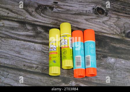 Cairo, Egitto, settembre 27 2023: Gingko, Cina bastoncini di colla, adesivi solidi e duri in torsione, tubi push-up, applicazione della colla tenendo aperto il tubo per tenere Foto Stock