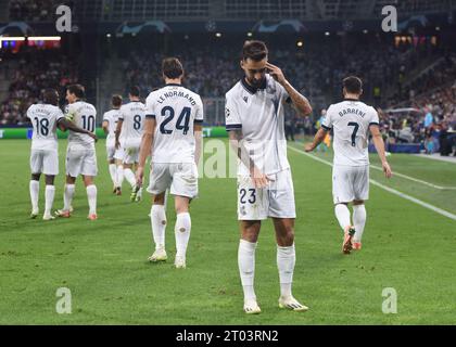 Salisburgo, Austria. 3 ottobre 2023. Brais Mendez (Front) della Real Sociedad celebra il suo punteggio durante la partita di calcio del gruppo D di UEFA Champions League tra Red Bull Salzburg e Real Sociedad a Salisburgo, Austria, 3 ottobre 2023. Credito: He Canling/Xinhua/Alamy Live News Foto Stock