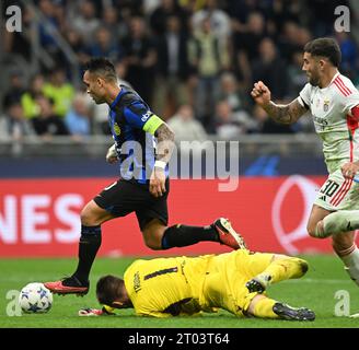 Milano, Italia. 3 ottobre 2023. Il milanese Lautaro Martinez (L) si aggira con Anatoliy Trubin (in basso) del Benfica durante la partita di UEFA Champions League gruppo D tra l'Inter Milan e il Benfica a Milano, Italia, 3 ottobre 2023. Credito: Federico Tardito/Xinhua/Alamy Live News Foto Stock