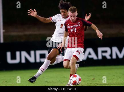 College Park, Stati Uniti. 3 ottobre 2023. COLLEGE PARK, MD - 03 OTTOBRE: Il centrocampista dei Rutgers Cole Cruthers (24) si mette davanti all'attaccante del Maryland Colin Griffith (9) durante una partita di calcio Big Ten tra Maryland e Rutgers il 3 ottobre 2023 al Ludwig Field, a College Park, Maryland. (Foto di Tony Quinn/SipaUSA) credito: SIPA USA/Alamy Live News Foto Stock