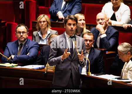 Parigi, Francia. 3 ottobre 2023. Gabriel Attal, ministro francese dell'istruzione, parla durante l'Assemblea nazionale. Sessione settimanale di domande al governo francese all'Assemblea Nazionale al Palais Bourbon, a Parigi. (Foto di Telmo Pinto/SOPA Images/Sipa USA) credito: SIPA USA/Alamy Live News Foto Stock