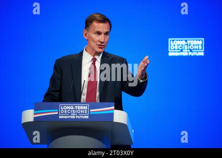 Manchester, Regno Unito. 4 ottobre 2023. Il Cancelliere dello Scacchiere Jeremy Hunt del Regno Unito tiene un discorso alla conferenza annuale del Partito Conservatore a Manchester, in Gran Bretagna, il 2 ottobre 2023. La conferenza annuale del Partito Conservatore si tiene dall'1 al 4 ottobre. A Manchester. Crediti: Xinhua/Alamy Live News Foto Stock