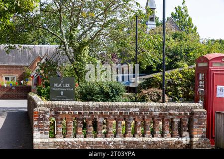 Scuola elementare del villaggio di Beaulieu in questo villaggio della New Forest che ospita il famoso museo dell'automobile, Hampshire, Inghilterra, Regno Unito Foto Stock