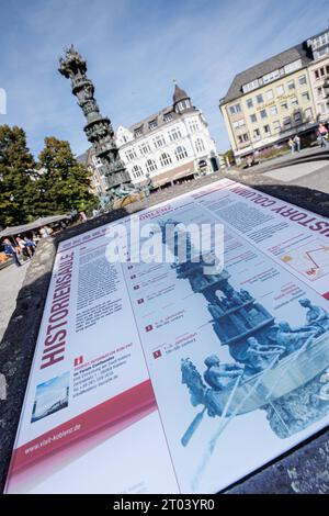 02.10.2023. Coblenza. Hauptattraktion auf dem Görresplatz ist die Historiensäule. Die Historiensäule ist ein Brunnen, welcher eindrucksvoll die bewegende 2000-jährige Geschichte von Koblenz erzählt. Zehn Bilder stellen die Zeit von der Römerzeit bis heute dar. VOR der Fertigstellung der Säule im Jahre 2000 stand auf dem selben Platz zuvor das Goeben-Denkmal, zu Ehren des preußischen Generals August Karl von Goeben. Coblenza Renania-Pfalz Deutschland **** 02 10 2023 Coblenza la principale attrazione sul Görresplatz è la colonna della storia la colonna della storia è una fontana, che racconta in modo impressionante il mov Foto Stock