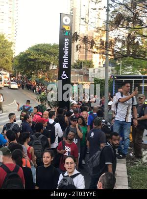 San Paolo, San Paolo, Brasile. 3 ottobre 2023. Sao Paulo (SP), 10/03/2023 - STRIKE/STOPAGE/TRANSPORT/SP - fermata dei trasporti a San Paolo che ha lasciato persone in fila per autobus e treni. E alla stazione di Pinheiros, era molto affollata di passeggeri. (Foto: Oslaim Brito/Thenews2/Zumapress) (immagine di credito: © Oslaim Brito/TheNEWS2 via ZUMA Press Wire) SOLO USO EDITORIALE! Non per USO commerciale! Foto Stock