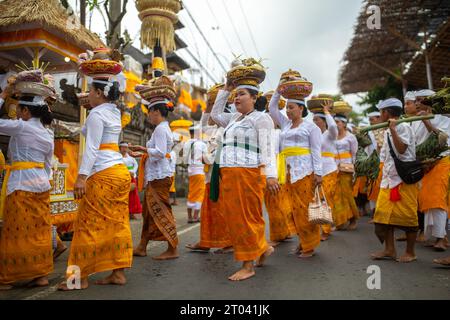 Bali, Indonesia - 16 settembre 2023: Il popolo balinese viene visto in una cerimonia tradizionale per le strade. Foto Stock