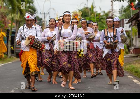 Bali, Indonesia - 16 settembre 2023: Il popolo balinese viene visto in una cerimonia tradizionale per le strade. Foto Stock