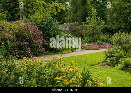 Giardino murato a Picton Castle Gardens, vicino a Haverfordwest, Pembrokeshire, Galles Foto Stock