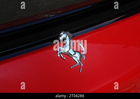 Maranello, Modena, Italia, anno 2023 - Ferrari simbolo del cavallo rampante metallico sulla carrozzeria di una vettura sportiva italiana Foto Stock