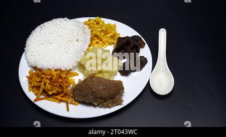 Navratri Upwas Thali, Indian Fasting Recipes, Maha Shivratri, Ekadasi, Chaturthi o Gauri vrat. Indian Fasting Gujarati Upwas piatti dietetici veloci Foto Stock