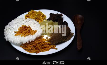 Indian Fasting Gujarati Upwas piatti dietetici veloci offerti nel pasto completo Thali. Mahashivratri Shivratri Navratri RAM Navami festival del digiuno Foto Stock