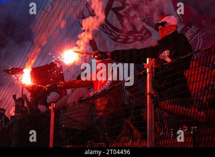 Kopenhagen, Danimarca. 3 ottobre 2023. Calcio: Champions League, FC Copenhagen - Bayern Monaco, fase a gironi, gruppo A, partita 2 allo Stadio Parken. I ventilatori del Bayern accendono i pirotecnici. Crediti: Sven Hoppe/dpa/Alamy Live News Foto Stock