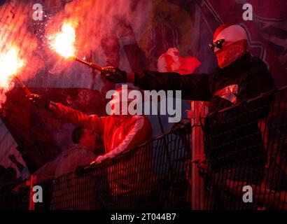 Kopenhagen, Danimarca. 3 ottobre 2023. Calcio: Champions League, FC Copenhagen - Bayern Monaco, fase a gironi, gruppo A, partita 2 allo Stadio Parken. I ventilatori del Bayern accendono i pirotecnici. Crediti: Sven Hoppe/dpa/Alamy Live News Foto Stock