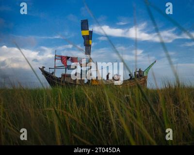 I pescatori passano il loro tempo libero nella baia del Bengala. Foto Stock