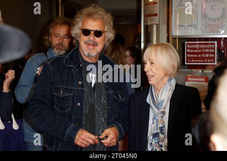 Wolfgang Niedecken und Marianne Menze bei der Premiere des Dokumentarfilms Anselm - Das Rauschen der Zeit in der Lichtburg. Essen, 03.10.2023 *** Wolfgang Niedecken e Marianne Menze alla prima del documentario Anselm Das Rauschen der Zeit al Lichtburg Essen, 03 10 2023 foto:XT.xSchröerx/xFuturexImagex anselm 3013 Credit: Imago/Alamy Live News Foto Stock