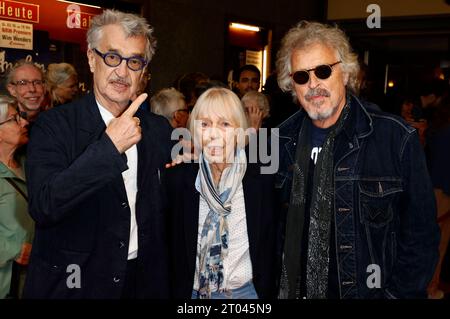 Wim Wenders, Marianne Menze und Wolfgang Niedecken bei der Premiere des Dokumentarfilms Anselm - Das Rauschen der Zeit in der Lichtburg. Essen, 03.10.2023 *** Wim Wenders, Marianne Menze e Wolfgang Niedecken alla prima del documentario Anselm Das Rauschen der Zeit al Lichtburg Essen, 03 10 2023 foto:XT.xSchröerx/xFuturexImagex anselm 3014 Credit: Imago/Alamy Live News Foto Stock