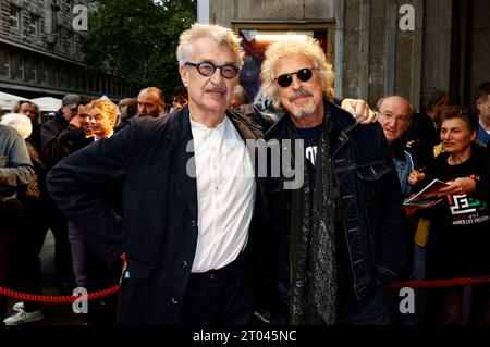 Wim Wenders und Wolfgang Niedecken bei der Premiere des Dokumentarfilms Anselm - Das Rauschen der Zeit in der Lichtburg. Essen, 03.10.2023 *** Wim Wenders e Wolfgang Niedecken alla prima del documentario Anselm Das Rauschen der Zeit al Lichtburg Essen, 03 10 2023 foto:XT.xSchröerx/xFuturexImagex anselm 3011 Credit: Imago/Alamy Live News Foto Stock