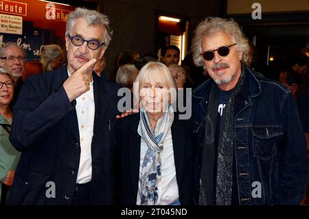 Wim Wenders, Marianne Menze und Wolfgang Niedecken bei der Premiere des Dokumentarfilms Anselm - Das Rauschen der Zeit in der Lichtburg. Essen, 03.10.2023 *** Wim Wenders, Marianne Menze e Wolfgang Niedecken alla prima del documentario Anselm Das Rauschen der Zeit al Lichtburg Essen, 03 10 2023 foto:XT.xSchröerx/xFuturexImagex anselm 3015 Credit: Imago/Alamy Live News Foto Stock