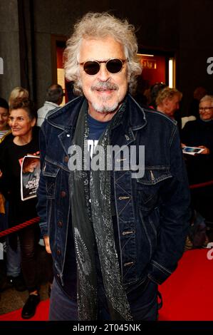 Wolfgang Niedecken bei der Premiere des Dokumentarfilms Anselm - Das Rauschen der Zeit in der Lichtburg. Essen, 03.10.2023 *** Wolfgang Niedecken alla prima del documentario Anselm Das Rauschen der Zeit al Lichtburg Essen, 03 10 2023 foto:XT.xSchröerx/xFuturexImagex anselm 3005 Credit: Imago/Alamy Live News Foto Stock
