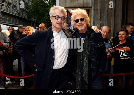 Wim Wenders und Wolfgang Niedecken bei der Premiere des Dokumentarfilms Anselm - Das Rauschen der Zeit in der Lichtburg. Essen, 03.10.2023 *** Wim Wenders e Wolfgang Niedecken alla prima del documentario Anselm Das Rauschen der Zeit al Lichtburg Essen, 03 10 2023 foto:XT.xSchröerx/xFuturexImagex anselm 3010 Credit: Imago/Alamy Live News Foto Stock