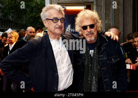 Wim Wenders und Wolfgang Niedecken bei der Premiere des Dokumentarfilms Anselm - Das Rauschen der Zeit in der Lichtburg. Essen, 03.10.2023 *** Wim Wenders e Wolfgang Niedecken alla prima del documentario Anselm Das Rauschen der Zeit al Lichtburg Essen, 03 10 2023 foto:XT.xSchröerx/xFuturexImagex anselm 3012 Credit: Imago/Alamy Live News Foto Stock