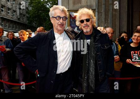 Wim Wenders und Wolfgang Niedecken bei der Premiere des Dokumentarfilms Anselm - Das Rauschen der Zeit in der Lichtburg. Essen, 03.10.2023 *** Wim Wenders e Wolfgang Niedecken alla prima del documentario Anselm Das Rauschen der Zeit al Lichtburg Essen, 03 10 2023 foto:XT.xSchröerx/xFuturexImagex anselm 3009 Credit: Imago/Alamy Live News Foto Stock