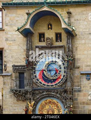 Apostolo nella finestra, Orologio del Municipio di Praga, chiamato anche Orologio degli Apostoli o Orologio Astronomico della città Vecchia, Praga, Repubblica Ceca Foto Stock