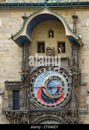 Apostolo nella finestra, Orologio del Municipio di Praga, chiamato anche Orologio degli Apostoli o Orologio Astronomico della città Vecchia, Praga, Repubblica Ceca Foto Stock