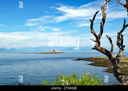 Spiaggia e baia rocciosa con desiderio di faro, sete di passeggiate, turismo, Isola Gabriola, Isole del Golfo, Vancouver Island, British Columbia, Canada Foto Stock