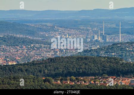 Valle del Neckar con la centrale elettrica a carbone Altbach Deizisau combinata di calore ed energia elettrica, vista dalla piattaforma di osservazione della torre della televisione Foto Stock